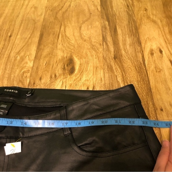 NWOT Torrid Faux Leather Black Pants Size 26 Biker Moto Stretch Ankle Zip PICS - Picture 8 of 12